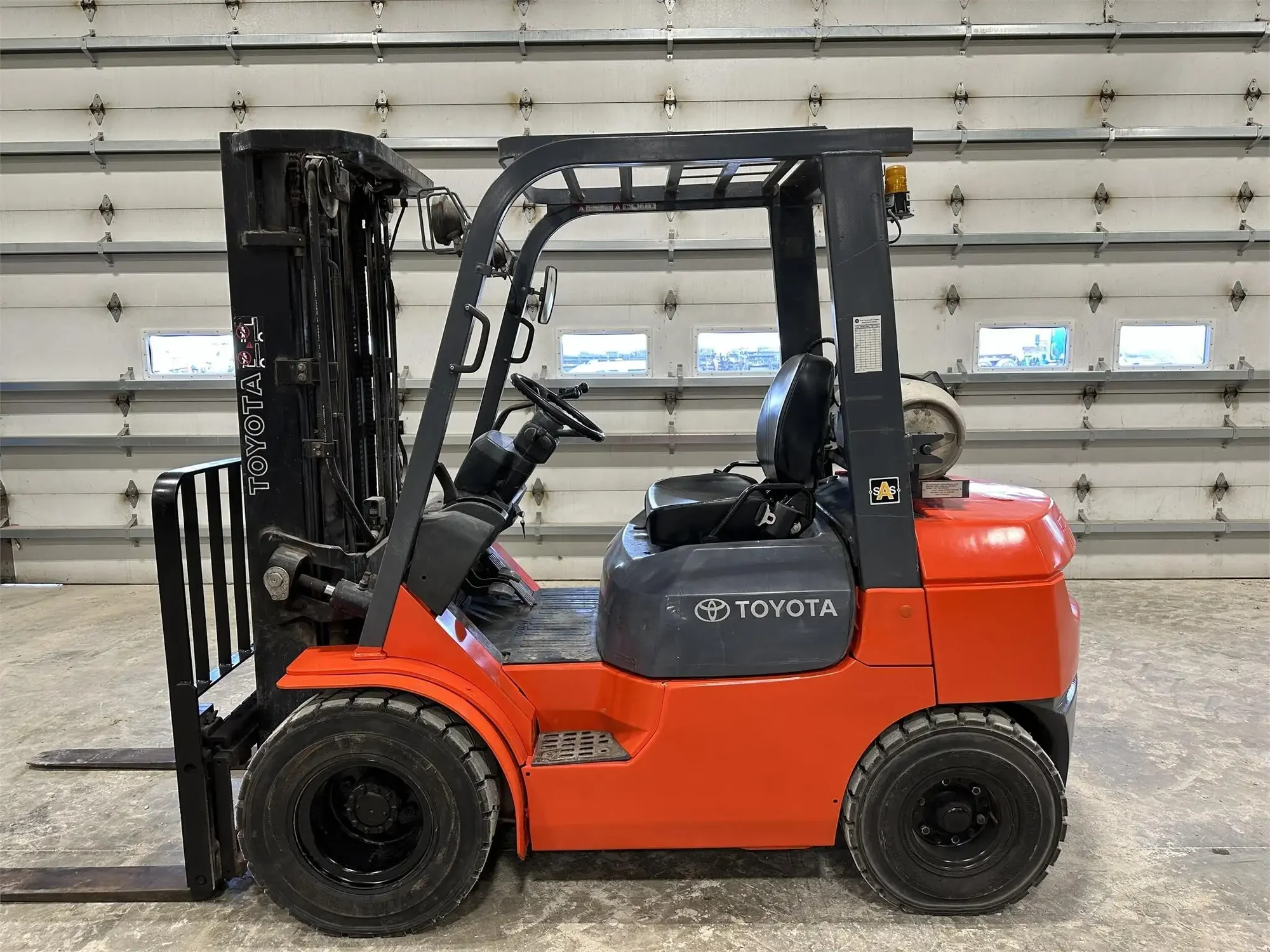 Toyota 7FGU25 5,000 lbs LPG Forklift (189 in mast)